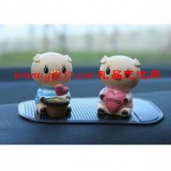 可愛(ài)小豬公仔擺件定制,樹脂公仔擺件定做